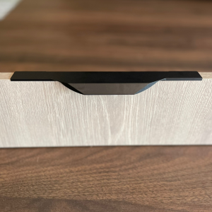 Manija puerta cajón 20 cms para frentes de 15mm